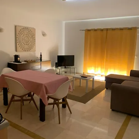 Luxury Apartment, Marina, & Pool Ii Апартаменти